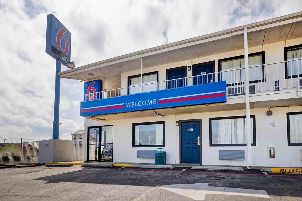 Motel 6 Denton, Tx - Unt Екстер'єр фото